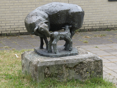 906475 Afbeelding van het bronzen beeldhouwwerk 'Schaap met lam' van Frank Letterie (1931) uit 1972, geplaatst op het ...